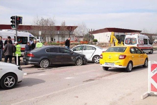 Kocaeli’de Trafik Kazası: 3 Yaralı