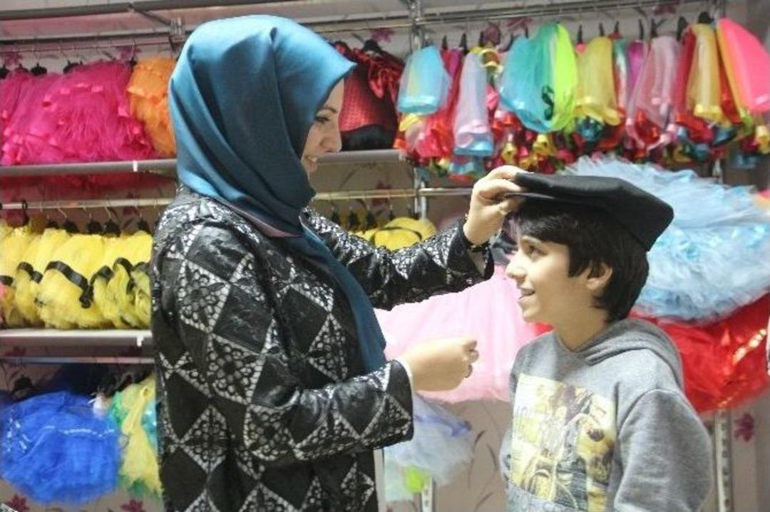 (&ouml;zel Haber) Ev Hanımıydı, Oğlu İ&ccedil;in Kost&uuml;mc&uuml; Oldu