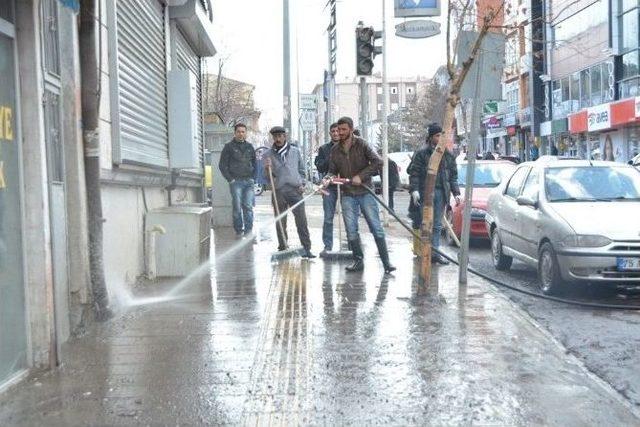 Ardahan Belediyesi Yol Ve Kaldırım Temizliği Devam Ediyor