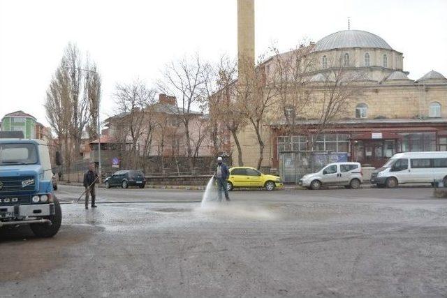 Ardahan Belediyesi Yol Ve Kaldırım Temizliği Devam Ediyor