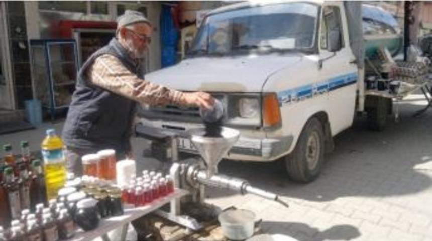 &Ccedil;&ouml;rek Otunu Seyyar Makinede Sıkarak Yağını Satıyor