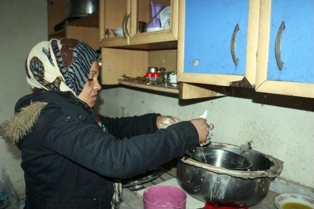 Suriyeli Kadın Dilenerek &Ccedil;ocuklarına Bakıyor