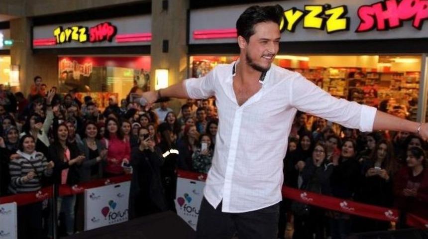 &Uuml;nl&uuml; Şarkıcı Sahnede Şarkı S&ouml;ylerken D&uuml;şt&uuml;