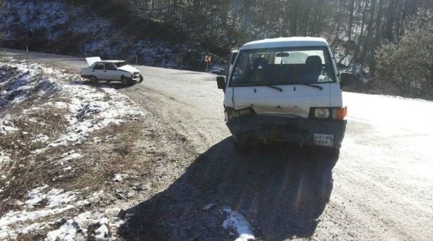 &Uuml;&ccedil; Ayrı Kazada 5 Kişi Yaralandı