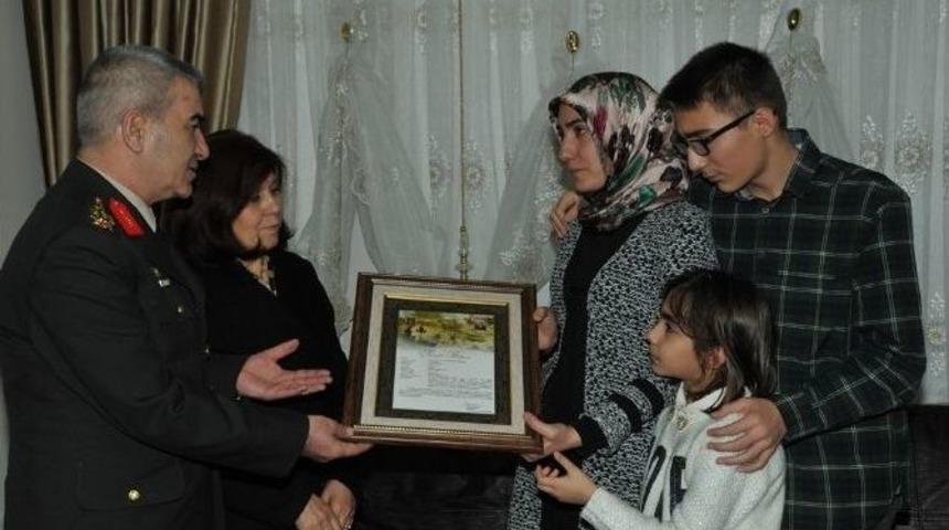 Sur Şehidinin Ailesine Şehadet Belgesi