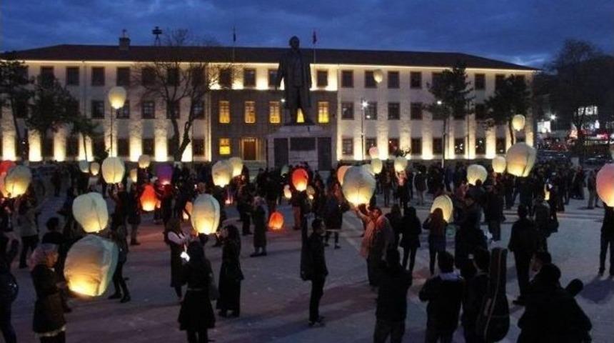 Birlik Ve Beraberlik İ&ccedil;in Dilek Balonu U&ccedil;urdular