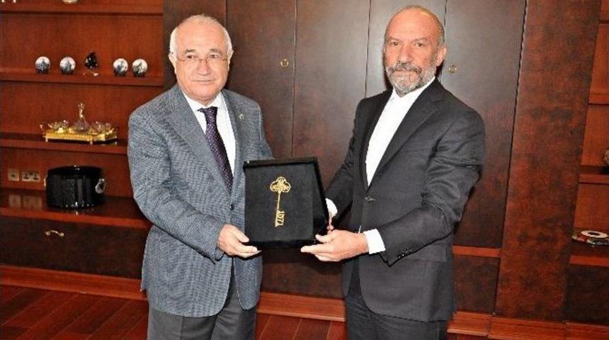 Cemil &Ccedil;i&ccedil;ek&rsquo;e Yakın Doğu İftihar Nişanı