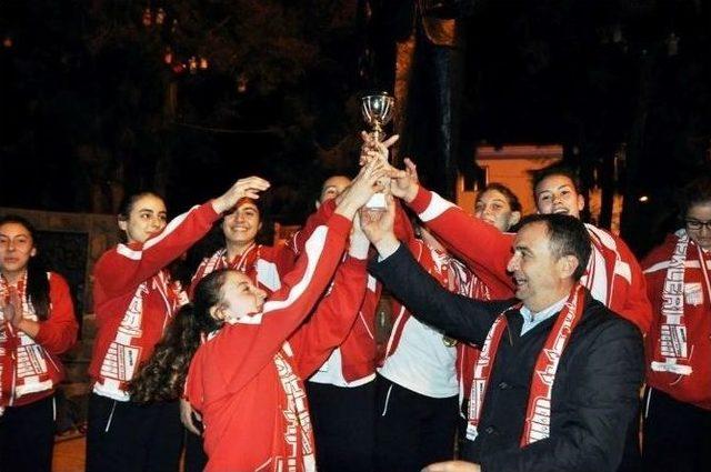 Ayvalıkgücü Voleybolda 3. Lige Yükseldi