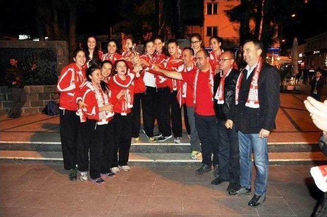 Ayvalıkgücü Voleybolda 3. Lige Yükseldi