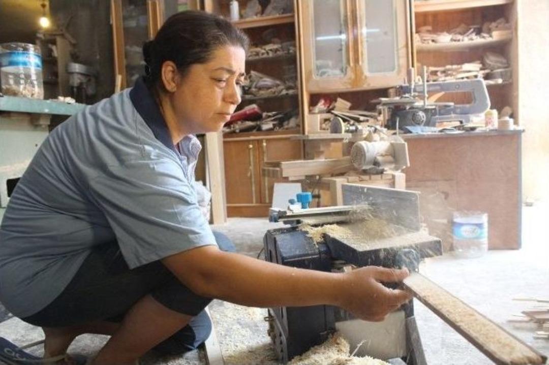 (&ouml;zel) Ahşap Oyuncak Yapıyor, Otistik &Ccedil;ocuklara Mutluluk Veriyor