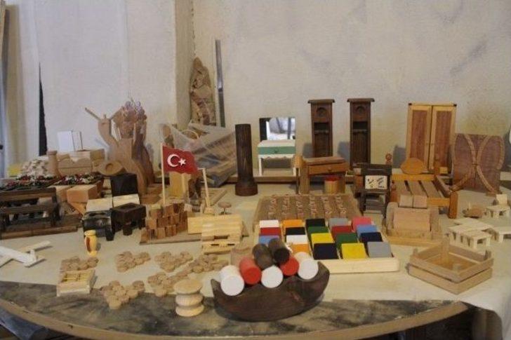 (özel) Ahşap Oyuncak Yapıyor, Otistik Çocuklara Mutluluk Veriyor G1