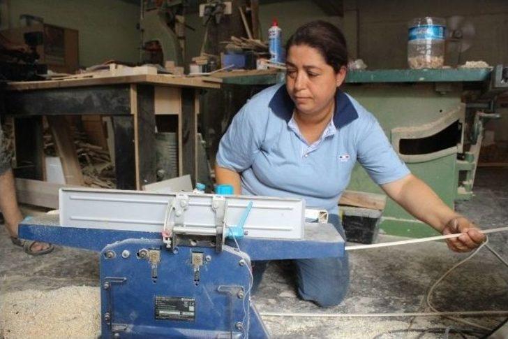 (özel) Ahşap Oyuncak Yapıyor, Otistik Çocuklara Mutluluk Veriyor G3