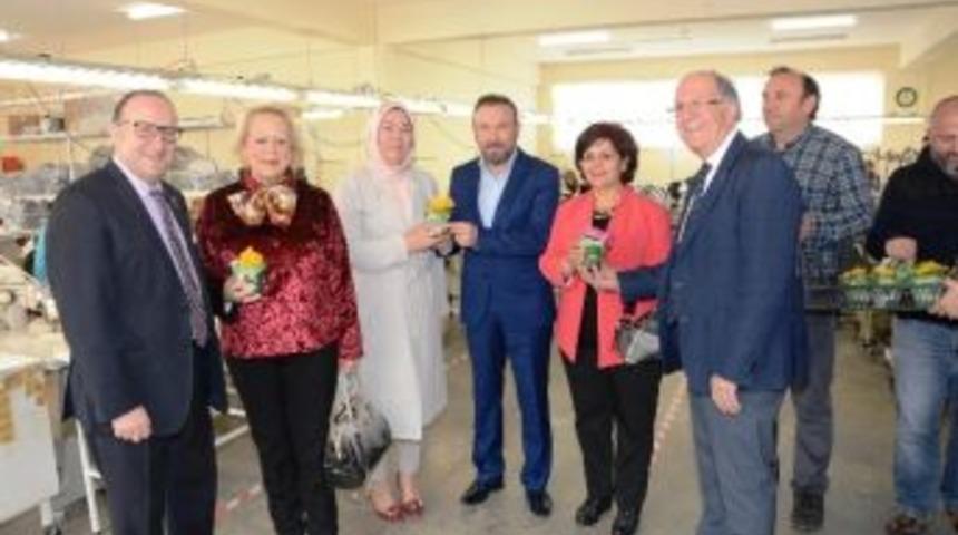 Başkan Doğan&rsquo;dan Bizimk&ouml;y&rsquo;deki Kadınlara &Ccedil;i&ccedil;ek