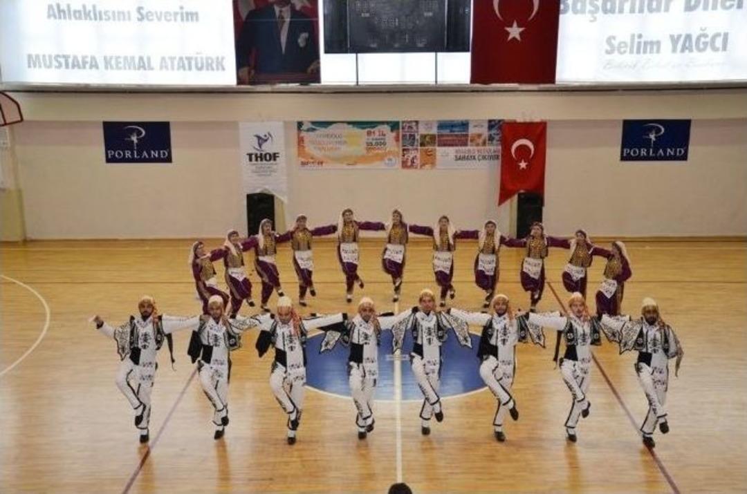 Bilecik&rsquo;te Halk Oyunları İl Se&ccedil;meleri Renkli G&ouml;r&uuml;nt&uuml;lere Sahne Oldu