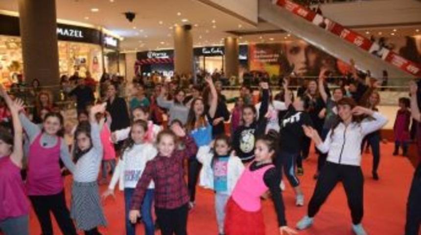 Kadınlar Optimum&rsquo;da "zumba" Dansıyla Stres Attı