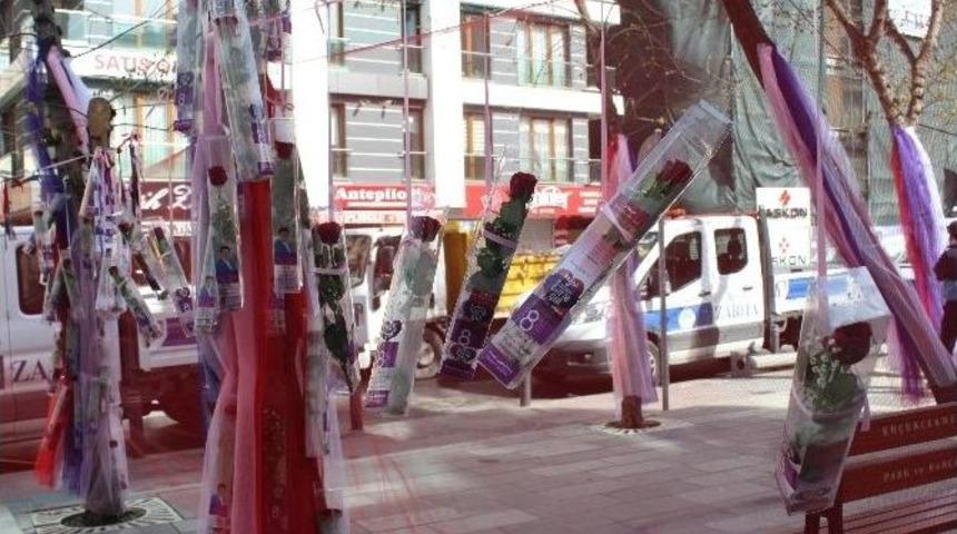 Ağa&ccedil;lar Kadınlar İ&ccedil;in G&uuml;l Ve Şiirlerle S&uuml;slendi