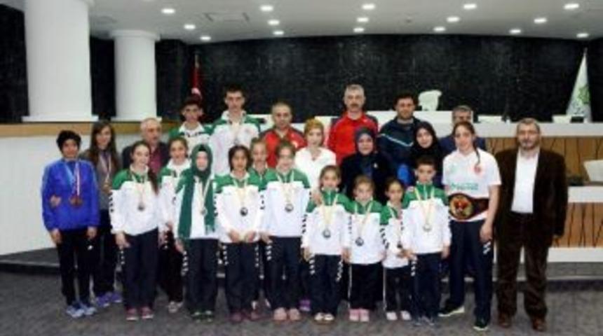 Başkan Toru Başarılı Sporcuları &Ouml;d&uuml;llendirdi