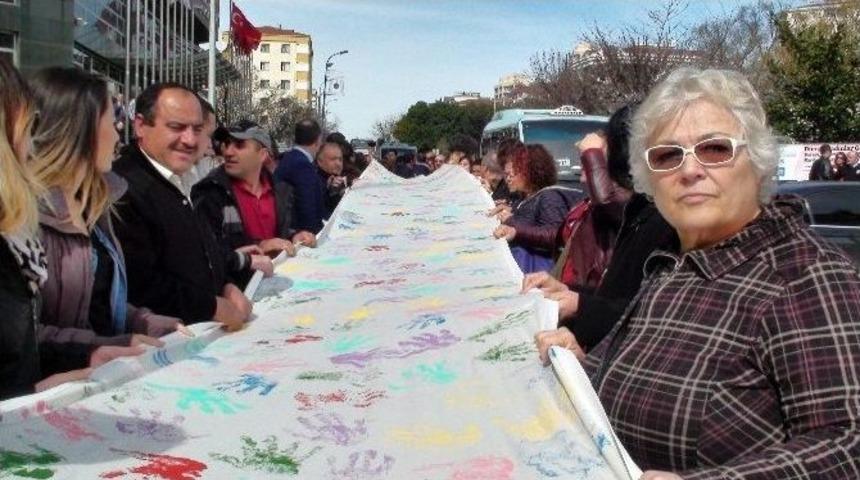 Kadınlar 1.2 Kilometrelik Dev Pankartla Y&uuml;r&uuml;d&uuml;