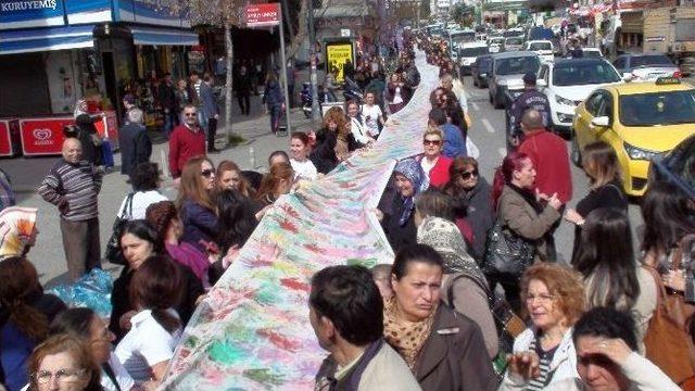 Kadınlar 1.2 Kilometrelik Dev Pankartla Yürüdü