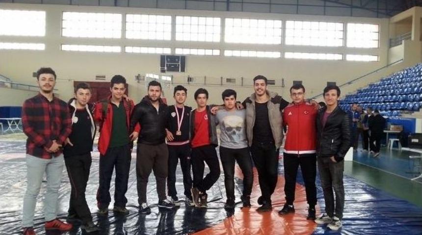 Osmanelili İki Gen&ccedil; G&uuml;reş&ccedil;i T&uuml;rkiye Finallerine Katılmaya Hak Kazandı