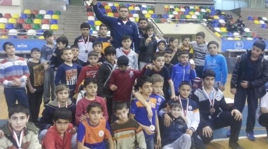 İbb&rsquo;nin Minik Serbest G&uuml;reş&ccedil;ileri Şampiyon Oldu