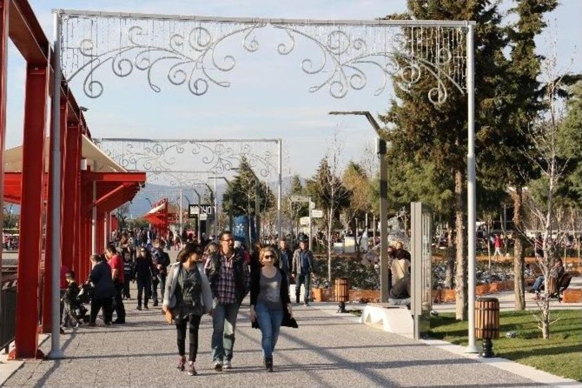 Atat&uuml;rk Kent Parkı, Manisalılarla Doldu Taştı