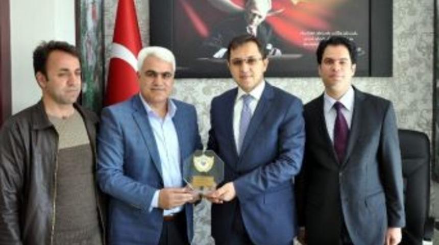 Sincik G&ouml;n&uuml;ll&uuml;leri Spor Kul&uuml;b&uuml;nden Kaymakam Sağ&rsquo;a, Plaket