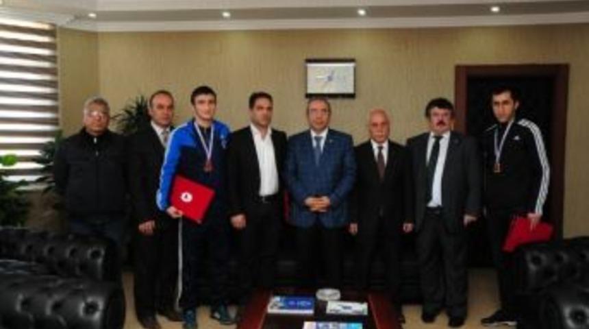 Yy&uuml; Sporcuları Başarılarına Bir Yenisini Ekledi