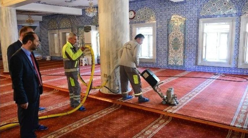 &Uuml;nye&rsquo;de Camiler G&uuml;l Suyu İle Yıkanıyor