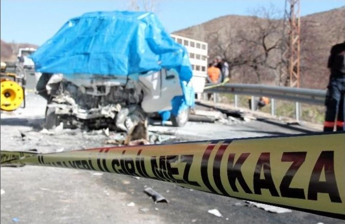 Tır&rsquo;a &Ccedil;arpan Kamyonet Yandı: 1 &Ouml;l&uuml;