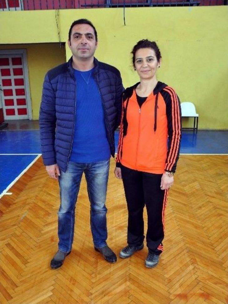 Evde Karı-koca Sahada Rakip Oldular G1