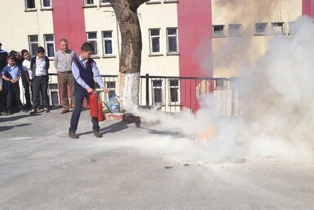 İmam Hatip Lisesi Öğrencileri Yangın Ve Kurtarma Tatbikatını Başarıyla Gerçekleştirdi