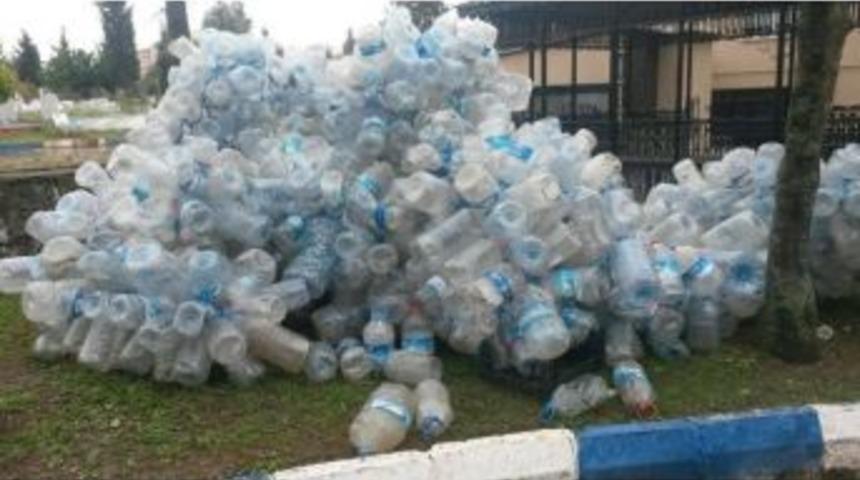 Mezarlıktan &Ccedil;ıkan Şişelerden Mini Dağ Oluştu