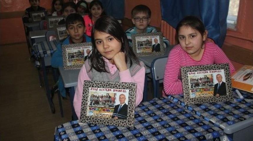 Başkanı &Ccedil;ayır, Minik &Ouml;ğrencilerin Fotoğraf Talebini Yerine Gitirdi