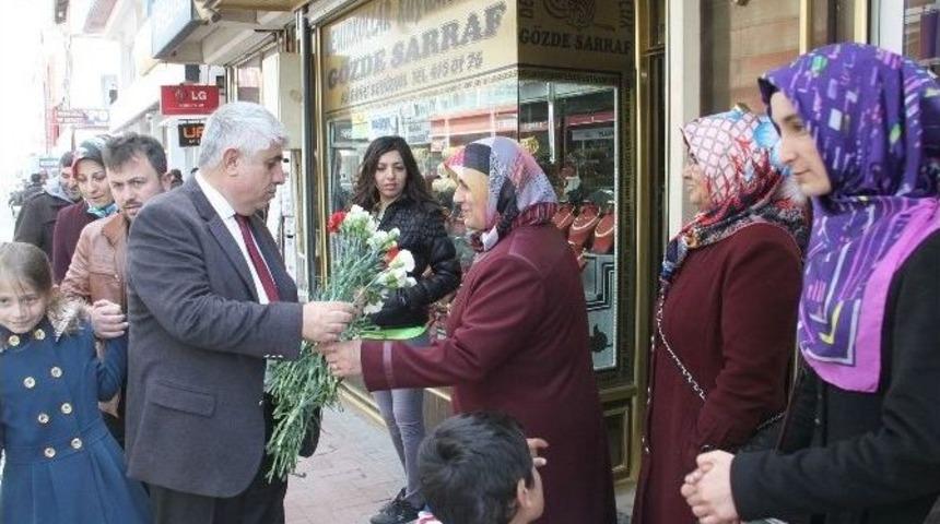 Sorgun Belediye Başkanı Şimşek Kadınlara G&uuml;l Dağıttı