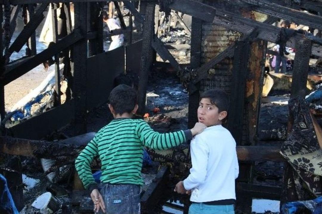 Suriyelilerin Kaldığı &Ccedil;adırlar Yandı: 1 Yaralı