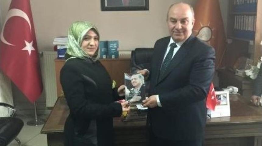 Başkan Erg&uuml;n&rsquo;den Kadınlara &Ccedil;i&ccedil;ek