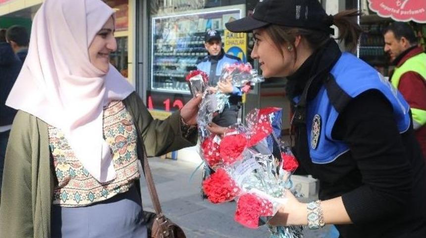 Elazığ Polisinden Kadınlara Karanfil