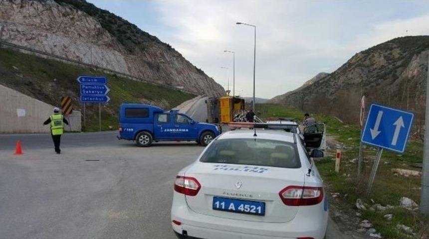 Devrilen Tır&rsquo;ın S&uuml;r&uuml;c&uuml;s&uuml; Yaralandı, Malzemeler Yola Savruldu