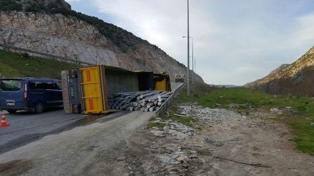 Devrilen Tır&rsquo;ın S&uuml;r&uuml;c&uuml;s&uuml; Yaralandı, Malzemeler Yola Savruldu 2