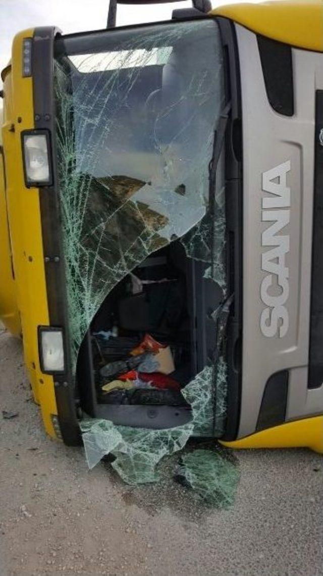 Devrilen Tır&rsquo;ın S&uuml;r&uuml;c&uuml;s&uuml; Yaralandı, Malzemeler Yola Savruldu 3