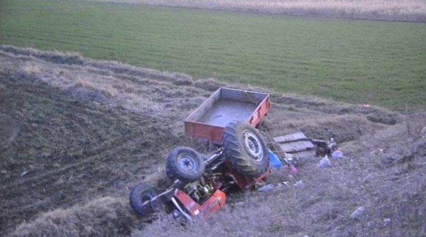 Devrilen Trakt&ouml;r&uuml;n Altında Kaldı