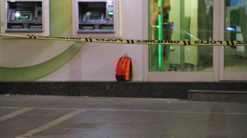 Banka &Ouml;n&uuml;nde Ş&uuml;pheli &Ccedil;anta Paniği