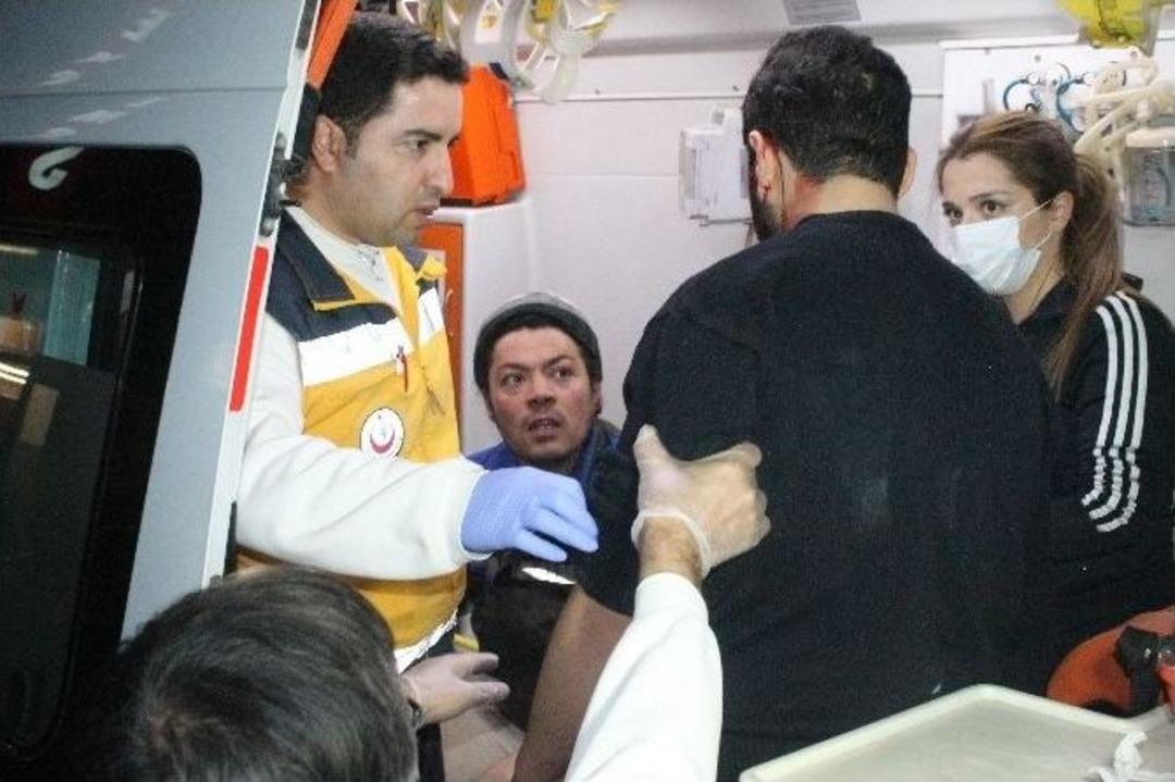 Suriyeli İki Grup Arasında Bı&ccedil;aklı Kavga: 4 Yaralı