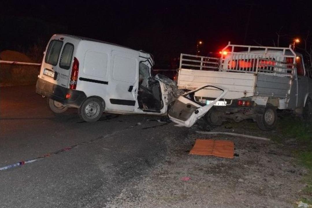 Kamyonet Park Halindeki Araca &Ccedil;arptı 1 &Ouml;l&uuml; 1 Yaralı
