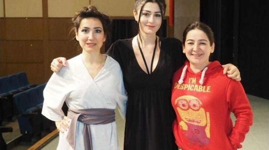 &Uuml;nl&uuml; Oyuncular Emek&ccedil;i Kadınlara Seslendi