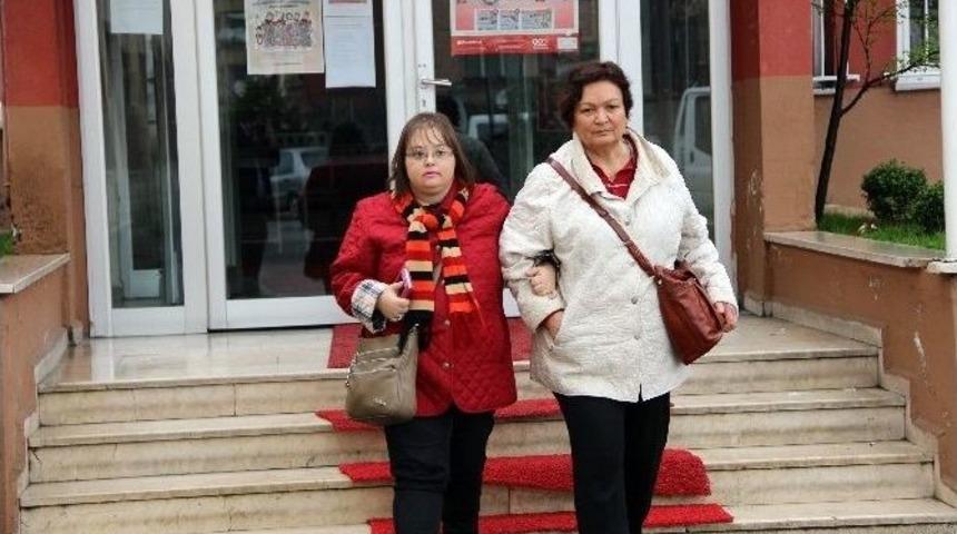 (&ouml;zel Haber) Down Sendromlu Kızıyla Hayata Yeniden Tutundu