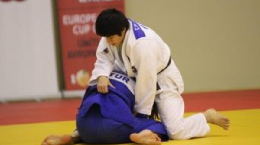 Tuğ&ccedil;e Beder Yine K&uuml;rs&uuml;ye &Ccedil;ıktı