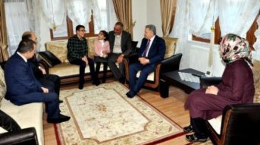 Vali Kahraman Şehit Tamer Meri&ccedil;&rsquo;in Ailesine Hayırlı Olsun Ziyaretinde Bulundu