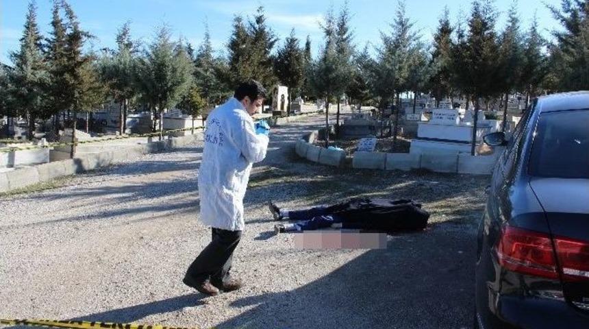 Engelli Gen&ccedil;, Dedesinin Mezarı Başında İntihar Etti